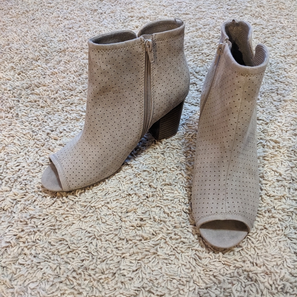 Peep toe boots